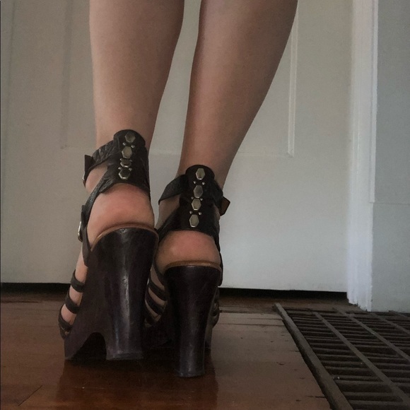 Calleen Cordero designed handmade sandals. - Picture 3 of 6